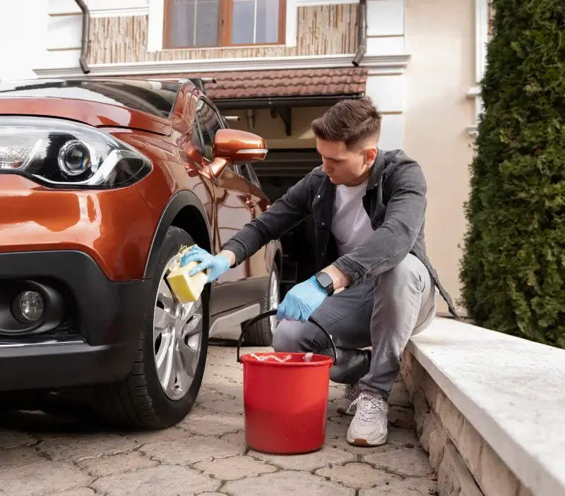 Lavage auto à domicile Harnes : professionnel intervenant sur un véhicule